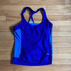 Fitness top with shelf bra